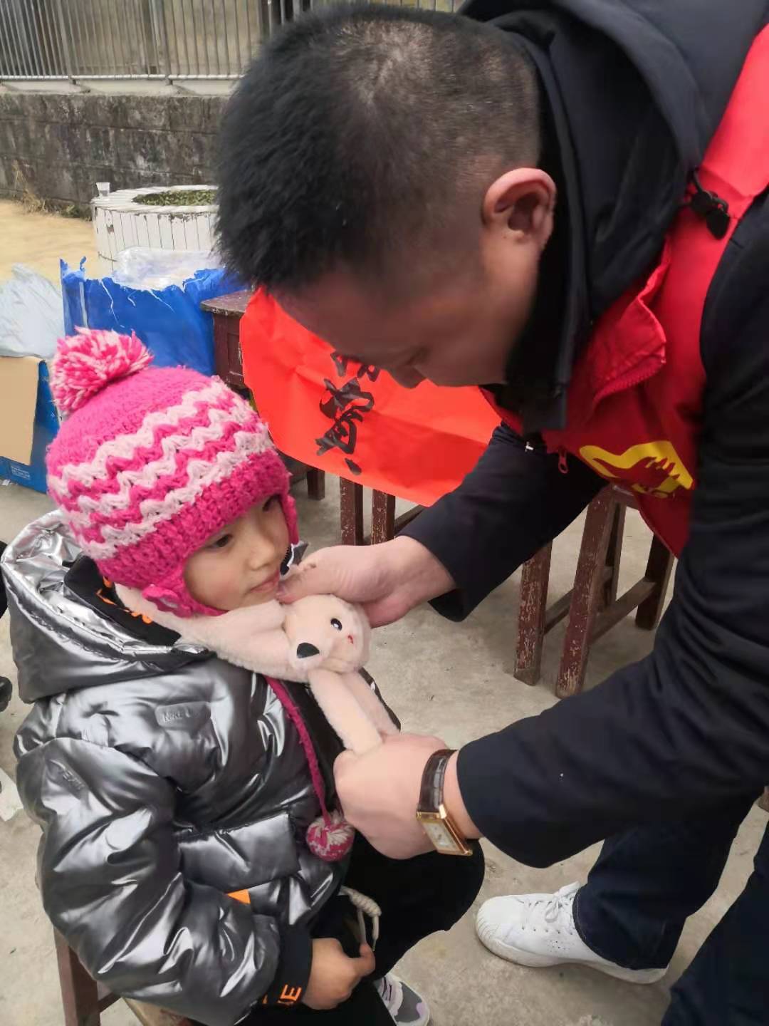 3张小合董事长给孩子系围巾.jpg
